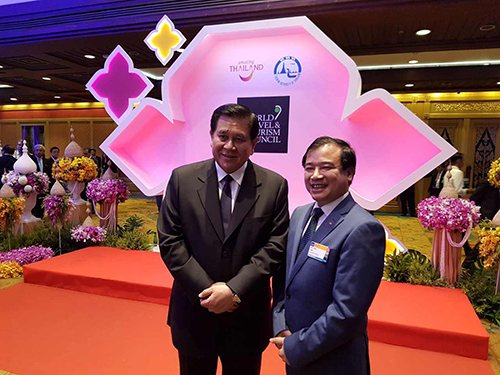 Phó Tổng cục trưởng Tổng cục Du lịch Hà Văn Siêu tiếp xúc với Phó Thủ tướng Thái Lan Tanasak Patimapragorn bên lề sự kiện